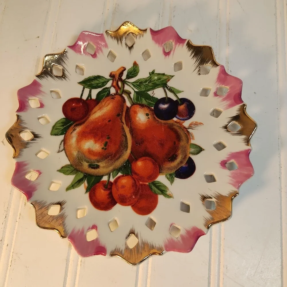 2 PC Vtg Farmhouse Cottage Wall Plate Lattice Strawberry Apple Gold Trim Artmark